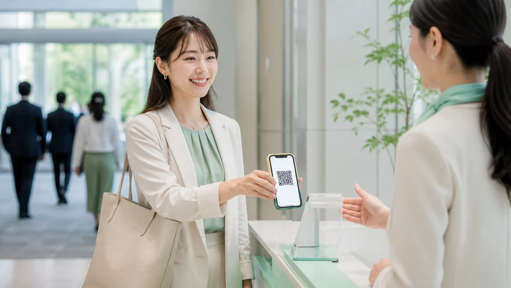 スマートフォンのQRコードを提示してスムーズに受付する来場者