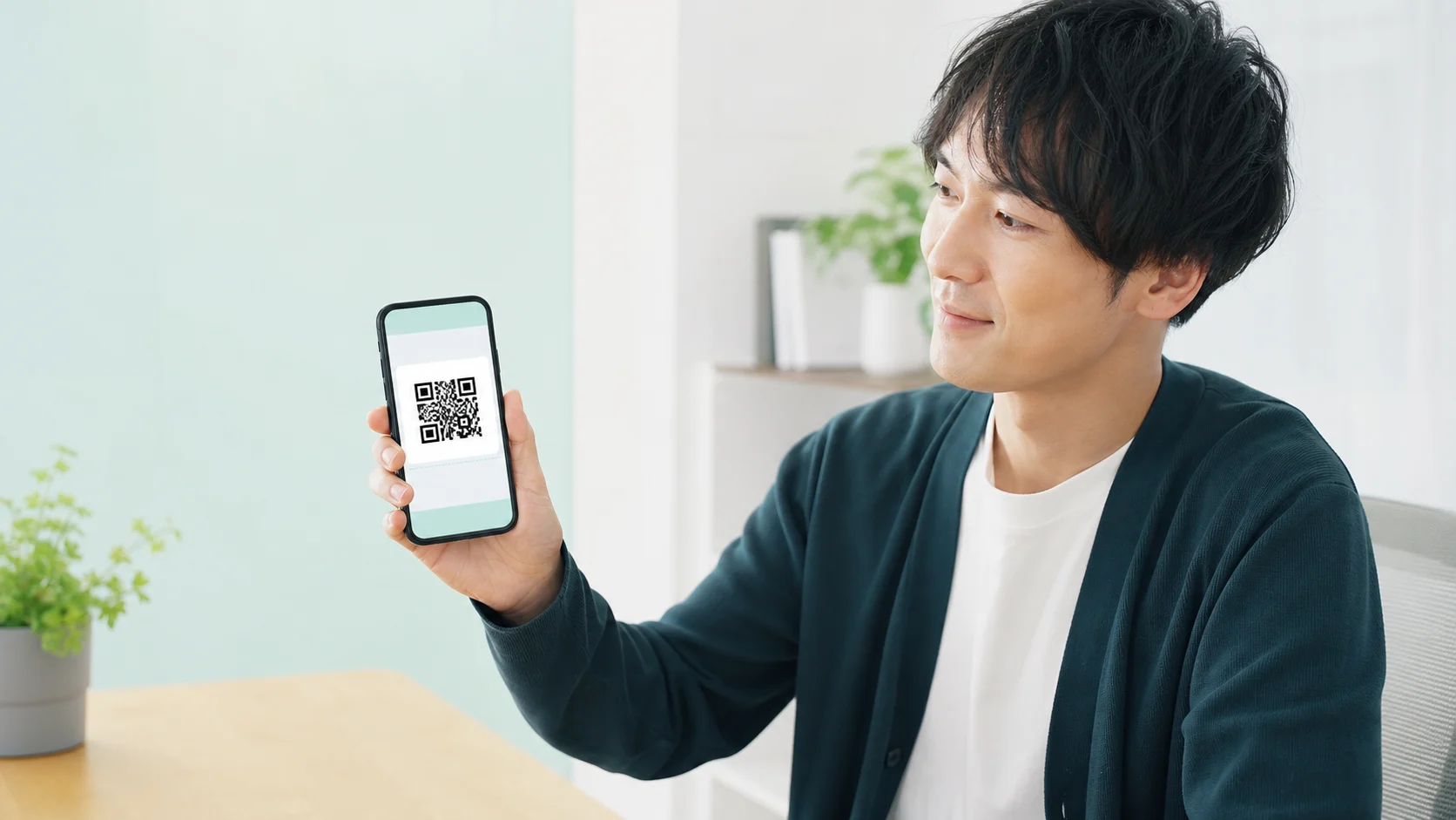 スマートフォンで受付用QRコードを受け取った来場者