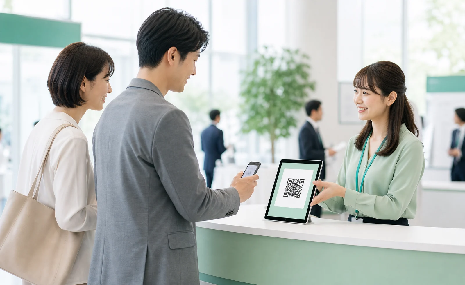 受付や退場時にQRコードを案内する様子